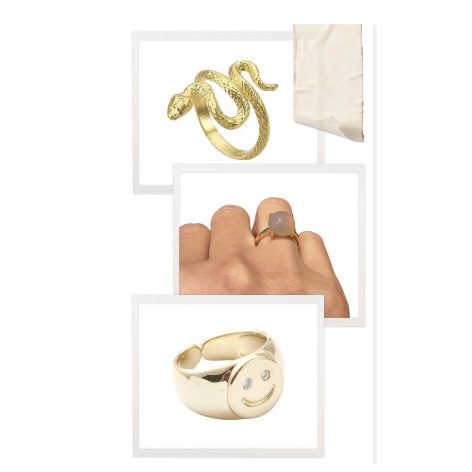 Ring mit Schlangendesign, Hand mit Ring, goldener Ring mit Smiley-Gesicht.