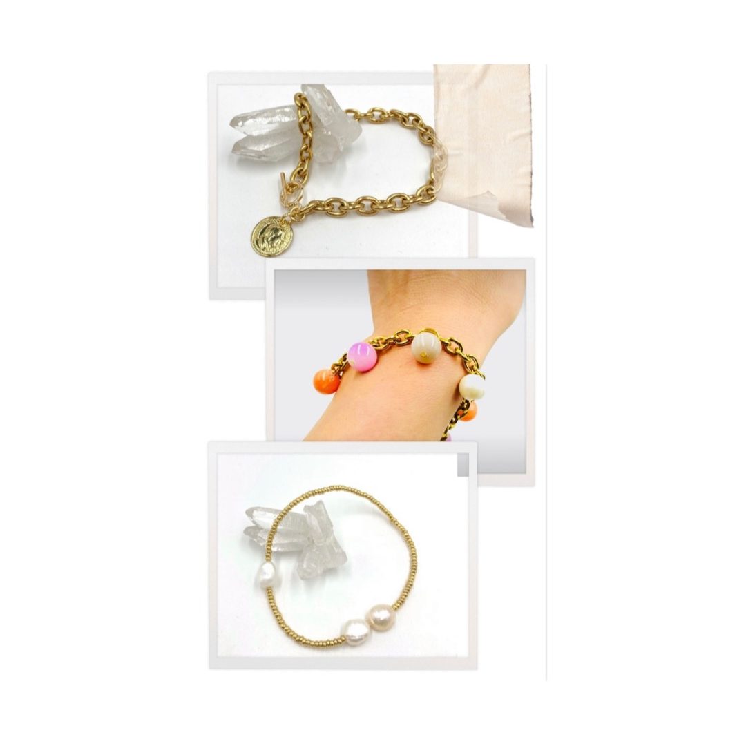 Drei verschiedene Armbänder: eines mit Perlen, eines mit bunten Steinchen und eines mit einer Münze.